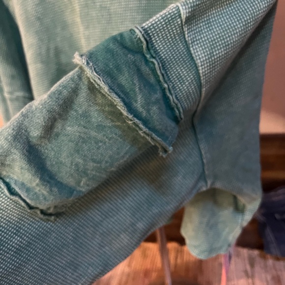 Adorable semi crop waffle knit top. - Picture 2 of 3